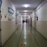 Percorriamo i lunghi corridoi dove si aprono le porte delle classi...